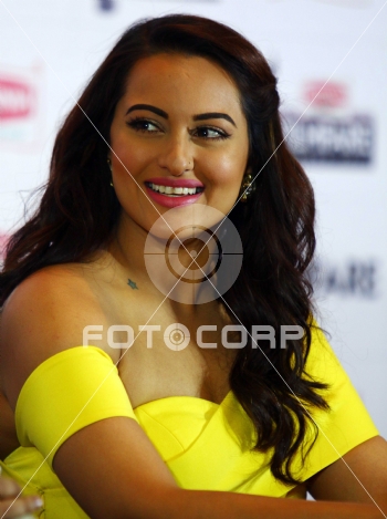 350px x 469px - Fotocorp : Sonakshi Sinha Press Conference of '61st Britannia Filmfare  Awards 2015'