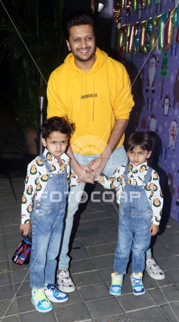 Fotocorp Riteish Deshmukh Riaan Deshmukh Rahyl Deshmukh Arpita Khan Hosts Christmas Party 2019