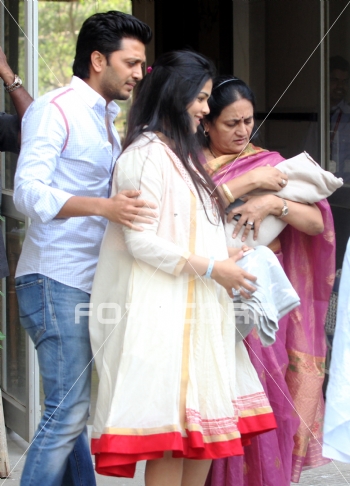 Fotocorp Riteish Deshmukh Genelia D Souza Vaishali Deshmukh Riteish Deshmukh Genelia D Souza With Their Baby Boy